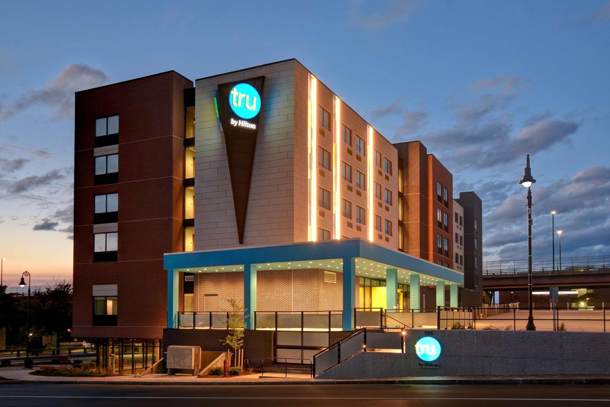 Tru By Hilton Manchester Downtown Exterior photo